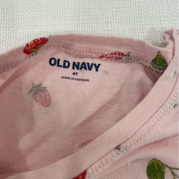 🍓 👧🏻 5 Piece BUNDLE of tees and a tank by Old Navy in size 4T girls for $8! - Picture 8 of 16